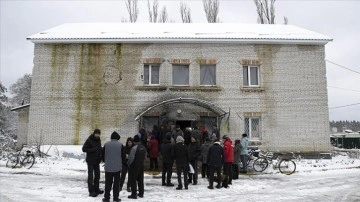 Ukrayna'da bozma edilen Moşçun köyündeki siviller şita şartlarında yaşama tutunmaya çalışıyor