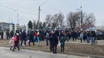 Ukrayna'dan tahliyesine başlanan Türk vatandaşlarını haiz 5 otobüs Romanya sınırına ulaştı