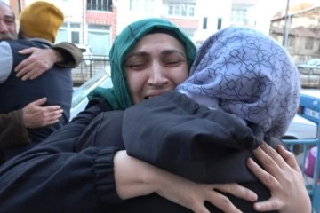 Ukrayna’dan Türkiye’ye tahliye edilen anne ve evlatları ailesine kavuştu, gözyaşları sel oldu