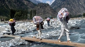 Uluslararası camianın selden etkilenen Pakistan'a dayanaklık etmek lafı 10 bilyon doları aştı