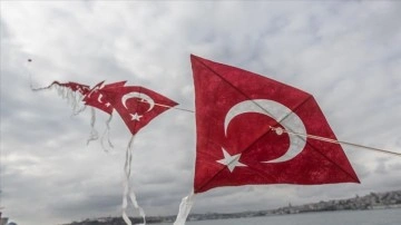 Üsküdar'da Türk bayraklı 150 uçurtma, boğazın üstünde 225 metrelik zincir oluşturdu