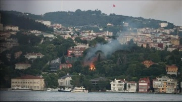 Üsküdar'daki ahşap binada çıkan yangın arama dibine alındı
