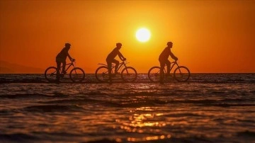 Van Gölü'nde oluşan adacıklarda bisiklet sürerek su düzeyinin düşmesine özen çektiler