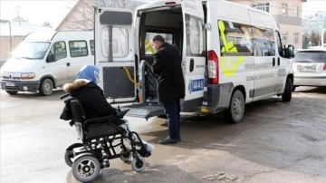Van'da engelli öğrenciyi Açıköğretim sınavına Büyükşehir Belediyesi kadrosu götürdü