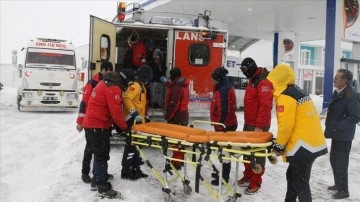 Van'da yolu kardan kapanan mahalledeki gebe avrat 4 saatte hastaneye götürüldü