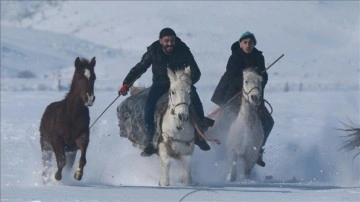 Yarışlara hazırladıkları atlarla kar üzerinde egzersiz yapıyorlar