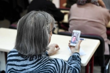 Yaş 80 demediler akıllı telefon öğrenip selfie çektiler
