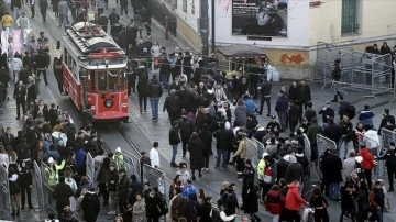 Yeni yıla saatler kaldığında Taksim'de yoğunluk yaşanıyor