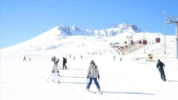 Yeni senenin geçmiş gününde kayakseverler Erciyes'te kesafet oluşturdu