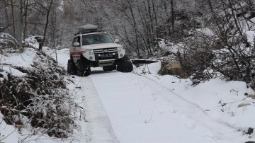 Yolu kardan kapanan köylerdeki aşı talebine paletli ambulansla yetişiyorlar
