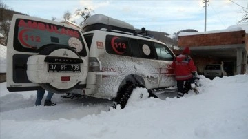 Yolu karla kapanan köydeki hastaya paletli ambulansla ulaşıldı