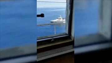 Yunanistan Sahil Güvenlik birimleri Ro-Ro gemisine rahatsız etme ateşi açtı