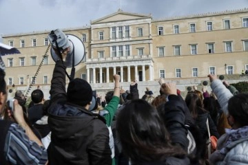 Yunanistan'da sağlık personelleri yine sokaklara döküldü