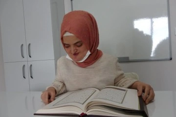 Yüzde 80 âmâ genç kız, azmiyle 3 ayda Kur'an öğrendi