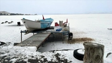Yüzeyi buzla ciltli Çıldır Gölü kar yağışıyla beyaza büründü