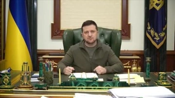 Zelenskiy, Ukrayna'da savaş zamanında sivillerin silah kullanımına ilişkin yasayı imzaladı