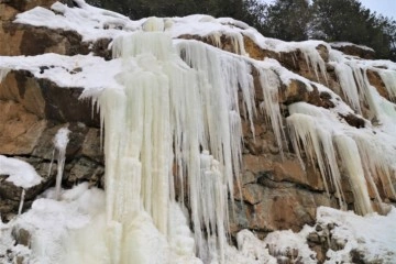 Zigana Dağı’nda devasa buz sarkıtları ilgi çekiyor