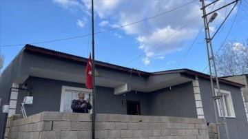 Zihinsel özürlü Ercan'ın koynunda taşımış olduğu sembol bundan böyle evinin uğrunda dalgalanıyor