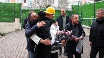 Zonguldaklı madenciler enkazdan kurtardıkları evladı ve annesini ziyaret etti