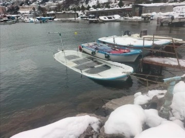 Zonguldak'ta derin kardan 5 balıkçı teknesi battı